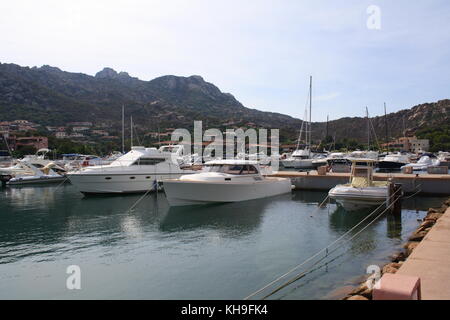 Barche costose in acqua, ancorate nel porto turistico di Porto Cervo, Sardegna, Italia. Foto Stock