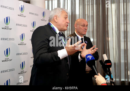 Il presidente della Federazione francese di rugby Bernard Laporte (a destra) e il presidente della Bid Claude Atcher (a sinistra) durante l'annuncio del sindacato del vincitore della Coppa del mondo di rugby 2023 al Royal Garden Hotel di Kensington. Foto Stock