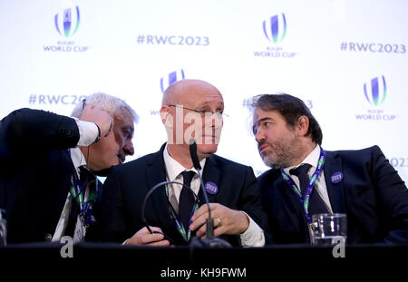 Francia 2023 Bid presidente Claude Atcher (a sinistra), presidente della Federazione francese di rugby Bernard Laporte (al centro) e Serge Simon (a destra) durante l'annuncio del sindacato ospite della Coppa del mondo di rugby 2023 al Royal Garden Hotel di Kensington. PREMERE ASSOCIAZIONE foto. Data immagine: Mercoledì 15 novembre 2017. Il credito fotografico dovrebbe essere: John Walton/PA Wire. RESTRIZIONI: Solo per uso editoriale. Nessun uso commerciale senza previa autorizzazione. Foto Stock