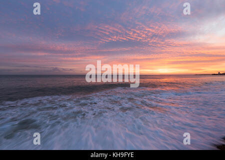 Novembre tramonto a Hastings beach, East Sussex, Regno Unito Foto Stock