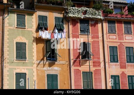 Giorno di lavanderia in Italia, vestiti appesi dall'esterno dell'appartamento. Foto Stock