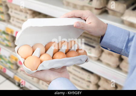 L'uomo acquista le uova nel supermercato. uovo supermercato negozio prezzo costoso negozio di alimentari concetto Foto Stock