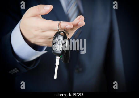 Agente di vendita o noleggio auto. Concessionario auto, concetto di leasing Foto Stock