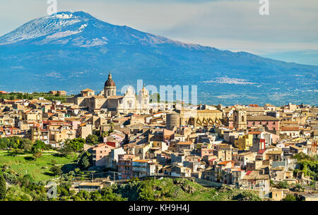 Vista di Militello in Val di Catania con il monte Etna in background - SICILIA, ITALIA MERIDIONALE Foto Stock