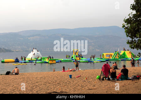 Vista del Kelowna Wibit Water Park, il parco della città, il centro cittadino di Kelowna, Okanagan Valley, British Columbia, Canada Foto Stock