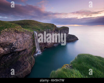 Cascata a rspb fowlsheugh della riserva naturale, crawton, kincardineshire , fowslheugh, Foto Stock
