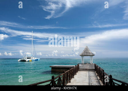 Guardando lungo il molo vicino a Ocho Rios, in Giamaica, Caraibi, west indies Foto Stock