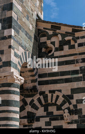 Corsica: dettagli della chiesa di san michele de murato, piccola cappella costruita nel XII secolo in pietre policrome e tipico stile romanico pisano Foto Stock