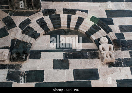 Corsica: dettagli della chiesa di san michele de murato, piccola cappella costruita nel XII secolo in pietre policrome e tipico stile romanico pisano Foto Stock