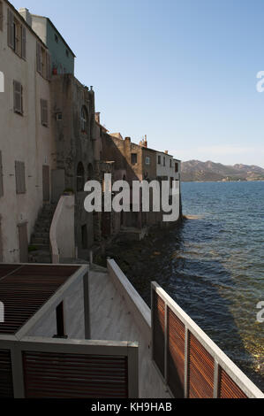 Haute Corse,corsica: il mare mediterraneo e lo skyline del villaggio di pescatori di saint-Florent, estate popolare luogo di vacanza sulla costa occidentale Foto Stock