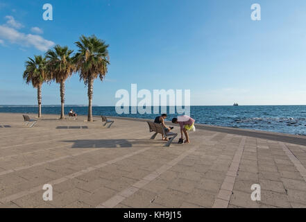 Portixol, Maiorca, isole Baleari, Spagna - 27 settembre 2017: la gente fuori e circa lungo la passeggiata in una giornata di sole il 27 settembre 2017 in por Foto Stock