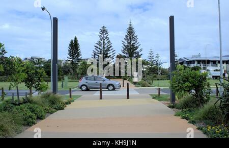 Spostando l'auto sulla strada. Auto a zebra crossing in Coffs Harbour nel Nuovo Galles del Sud Australia. Foto Stock