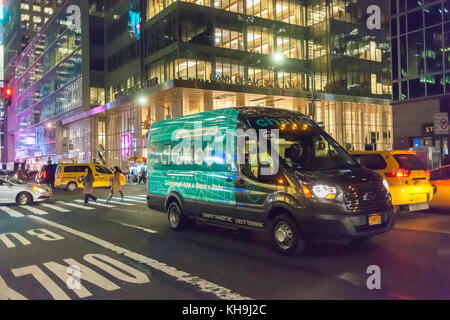 Un carro ride servizio di condivisione di van nel centro di Manhattan a New York martedì 14 novembre, 2017. Il cosiddetto servizio navetta su richiesta servizio è di proprietà di Ford e viene considerato un possibile candidato per veicoli autonomi. (© richard b. levine) Foto Stock