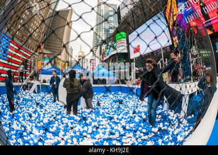 I visitatori di times square a new york martedì, novembre 14, 2017 partecipare a un marchio CITIBANK evento che li coinvolgeva il salto in una fossa a sfera nel tentativo di vincere dei premi. (© richard b. levine) Foto Stock