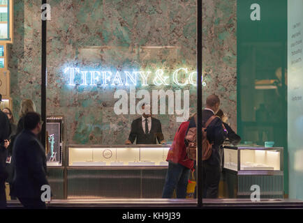 I clienti shop nella nuova apertura Tiffany & Co. store nel Rockefeller Center di New York martedì 14 novembre, 2017. (© richard b. levine) Foto Stock