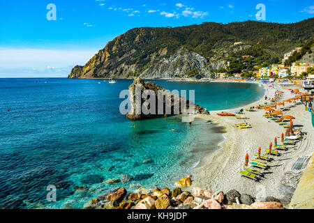 Il Sandy beach resort sulla parte nuova della città italiana di Monterosso Al Mare, parte delle Cinque Terre regione costiera di Italia Foto Stock