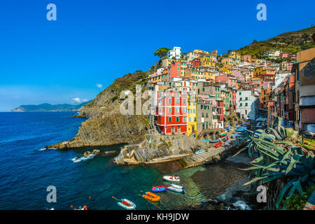 Il colorato villaggio costiero di Riomaggiore, una delle cinque città costiere su Cinque Terre sulla costa ligure di Italia Foto Stock