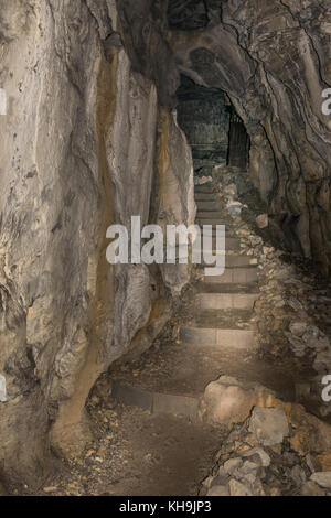 Scale che scendono verso la grotta un aspetto differente Foto Stock