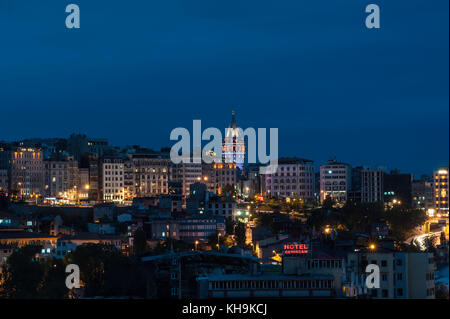 Torre Galata e Istanbul skyline notturno Foto Stock