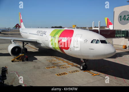 Un rubinetto Airbus A330 cs-tox piano passeggero alla porta all'aeroporto di Lisbona, Portogallo Foto Stock