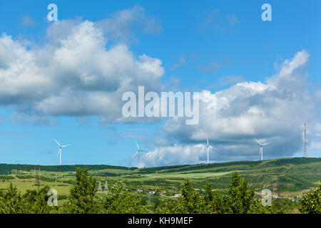 I moderni mulini a vento producono energia elettrica lungo le strade della Georgia, le turbine eoliche lungo la strada, potenza di turbine di energia verde lungo la strada Foto Stock