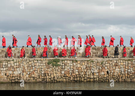 ST Andrews, Scozia-Settembre 17, 2017: studenti universitari da St Andrews University a piedi lungo il molo del porto a seguito di un servizio religioso Foto Stock