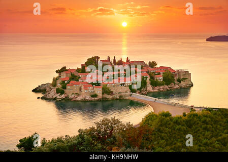 Tramonto a Sveti Stefan isola nei pressi di Budva, Montenegro Foto Stock