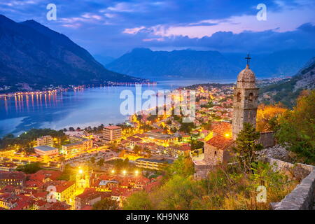 Vista serale a Cattaro Città Vecchia, Montenegro Foto Stock