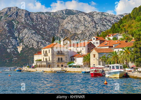 Perast villaggio dei balcani paesaggio di montagna, Kotor Bay, Montenegro Foto Stock