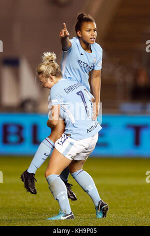 Nikita Parris (a destra) di Manchester City festeggia il secondo gol della partita durante la partita della UEFA Women's Champions League al City Football Academy Stadium di Manchester. Foto Stock