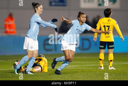 Nikita Parris (a destra) di Manchester City festeggia il secondo gol della partita durante la partita della UEFA Women's Champions League al City Football Academy Stadium di Manchester. Foto Stock