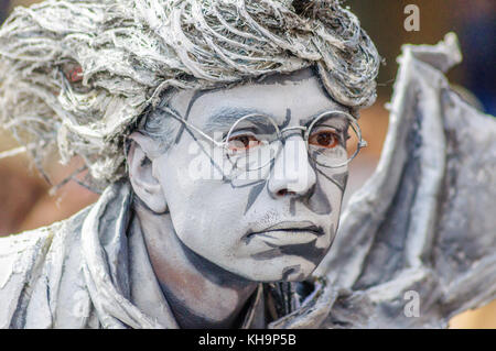 Il vivo artista di strada della statua Estevan Mortensen si esibisce sul Royal Mile durante il Festival Internazionale di Fringe di Edimburgo il 13 agosto 2016 Foto Stock