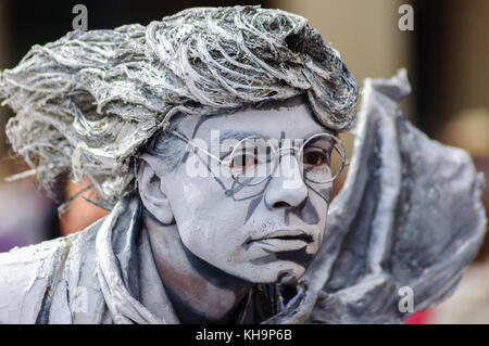 Il vivo artista di strada della statua Estevan Mortensen si esibisce sul Royal Mile durante il Festival Internazionale di Fringe di Edimburgo il 13 agosto 2016 Foto Stock