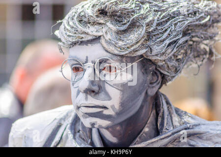 Il vivo artista di strada della statua Estevan Mortensen si esibisce sul Royal Mile durante il Festival Internazionale di Fringe di Edimburgo il 13 agosto 2016 Foto Stock