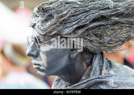 Il vivo artista di strada della statua Estevan Mortensen si esibisce sul Royal Mile durante il Festival Internazionale di Fringe di Edimburgo il 13 agosto 2016 Foto Stock