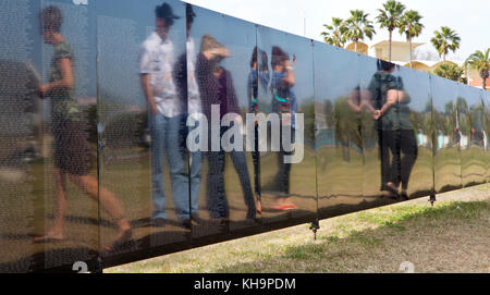 I familiari e i visitatori pagamento rispetto alle saldature caduti, Vietnam Memorial viaggiare parete. Foto Stock