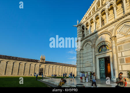 La parte anteriore del Duomo, Cattedrale di Pisa con il Campo Santo dietro nel Campo dei Miracoli a Pisa Italia Foto Stock