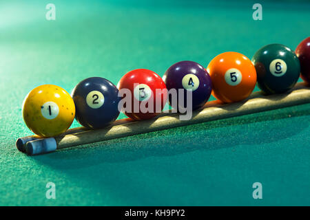 La foto in orizzontale di un tavolo da biliardo con le palle da biliardo disposte in sequenza