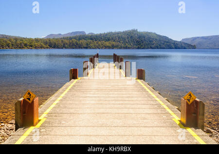 Vista dal lago st clair jetty all'estremità meridionale dell'Overland Track - Tasmania, Australia Foto Stock