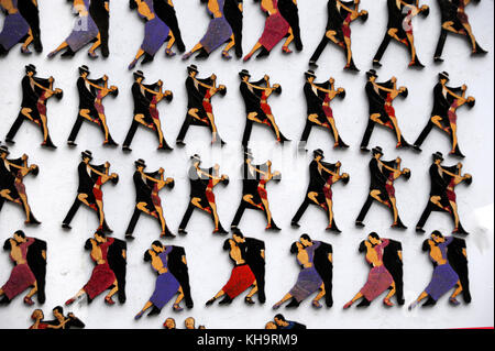 Buenos aires, Argentina - 9 luglio 2011: magneti da frigorifero con l'immagine di ballerini di tango sono vendute durante il tango-festa sulla strada Foto Stock