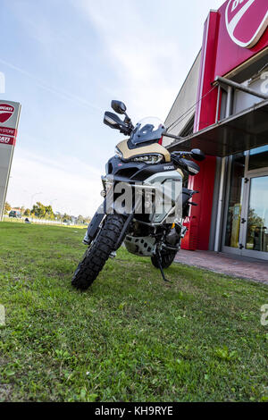 Bologna, Italia home di fabbrica della Ducati di Borgo Panigale e la marca è ovunque. Chiudere dalla fabbrica un ufficiale Ducati Service Center Foto Stock