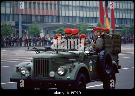 Soldati a Cavallo in jeep durante il giorno di maggio Parade, Berlino Est, Repubblica democratica tedesca, 1 maggio 1974 Foto Stock