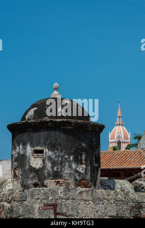 Sud America, Colombia Cartagena. 'Vecchia Citta' centro storico, UNESCO. Dettaglio della parete della città la torretta e il campanile della cattedrale di Cartagena, BASILICA Foto Stock