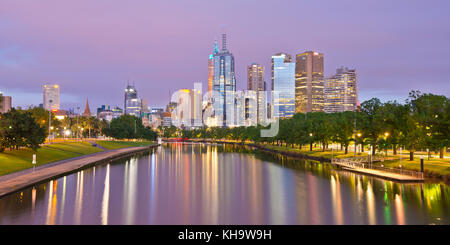 Melbourne e il fiume Yarra all'alba, Swan Street Bridge, Melbourne, VIC, Australia Foto Stock