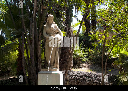 Vista di una statua di donna versando acqua a parco maestranze (parco pubblico) in Catania città della regione Sicilia in Italia. Foto Stock