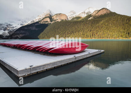 Red kayak su un dock al Lago Louise, il Parco Nazionale di Banff, Alberta, Canada Foto Stock