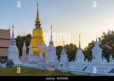 Wat Suan Dok pagoda dorata. Chiang Mai, Thailandia Foto Stock