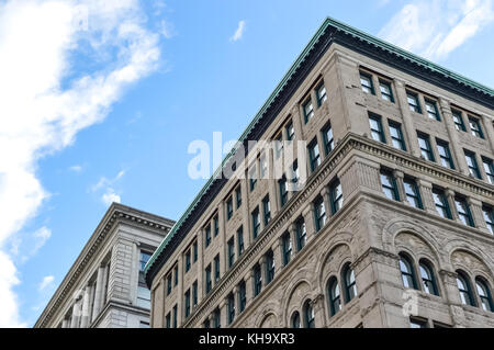 Il aldred edificio o edificio la prevoyance è un edificio art deco sulla storica place d'armes square nel vecchio quartiere di montreal di Montreal, que Foto Stock