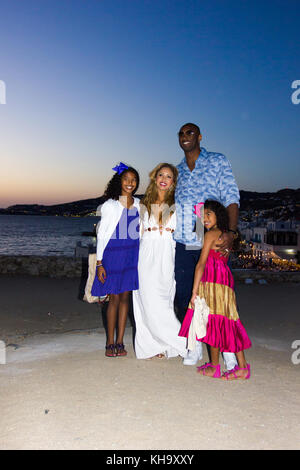 La stella di pallacanestro Kobe Bryant con la moglie Vanessa e la famiglia in vacanza a Mykonos, Grecia. Giugno 23,2014 Foto Stock