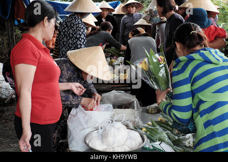 Gruppo di donna vietnamita acquisto al coltivatore outdoor mercato al Vietnam campagna, mercato tradizionale al mattino, cibo sul terreno della strada Foto Stock